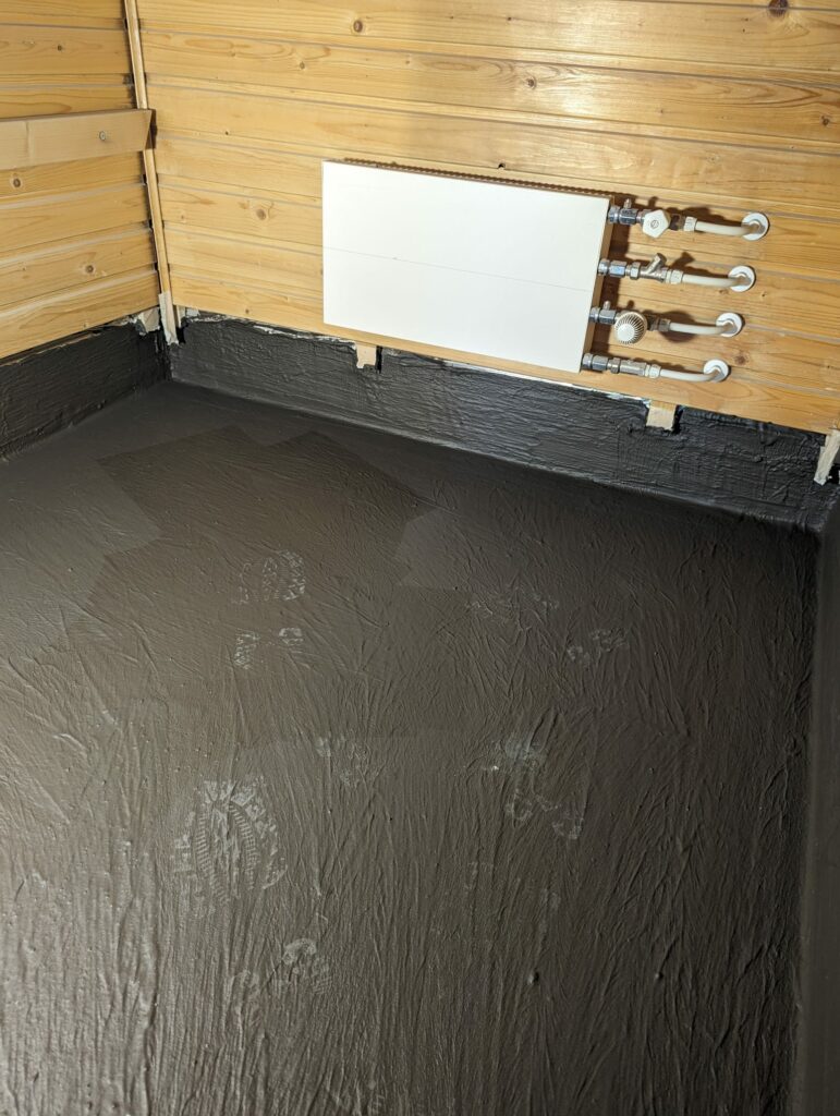 Vesieristys kylpyhuonetilassa remontin aikana.