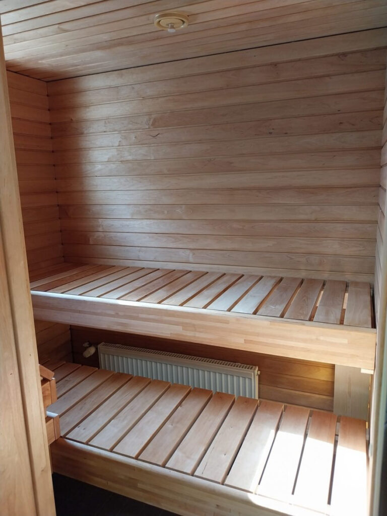 Uusittu sauna.