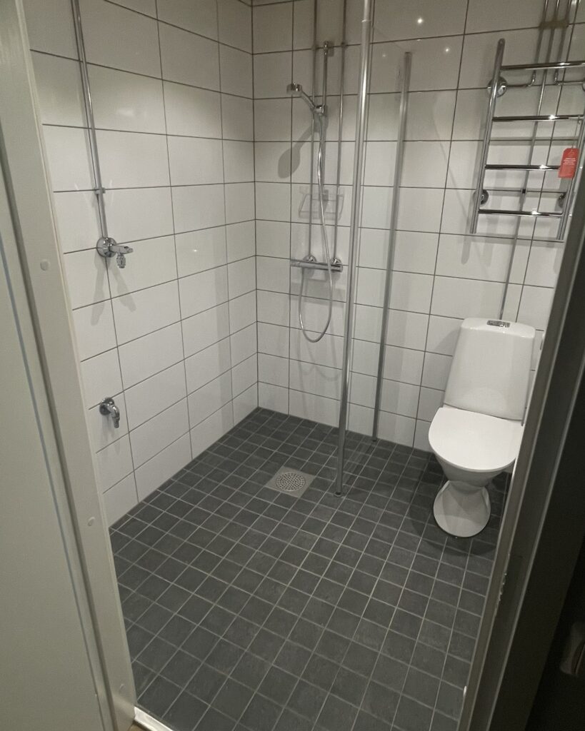 Valmiin huoneistoremontin esittely betonipintaan puretusta asunnosta.