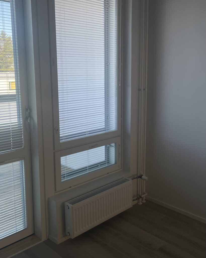Valmiin huoneistoremontin esittely betonipintaan puretusta asunnosta.