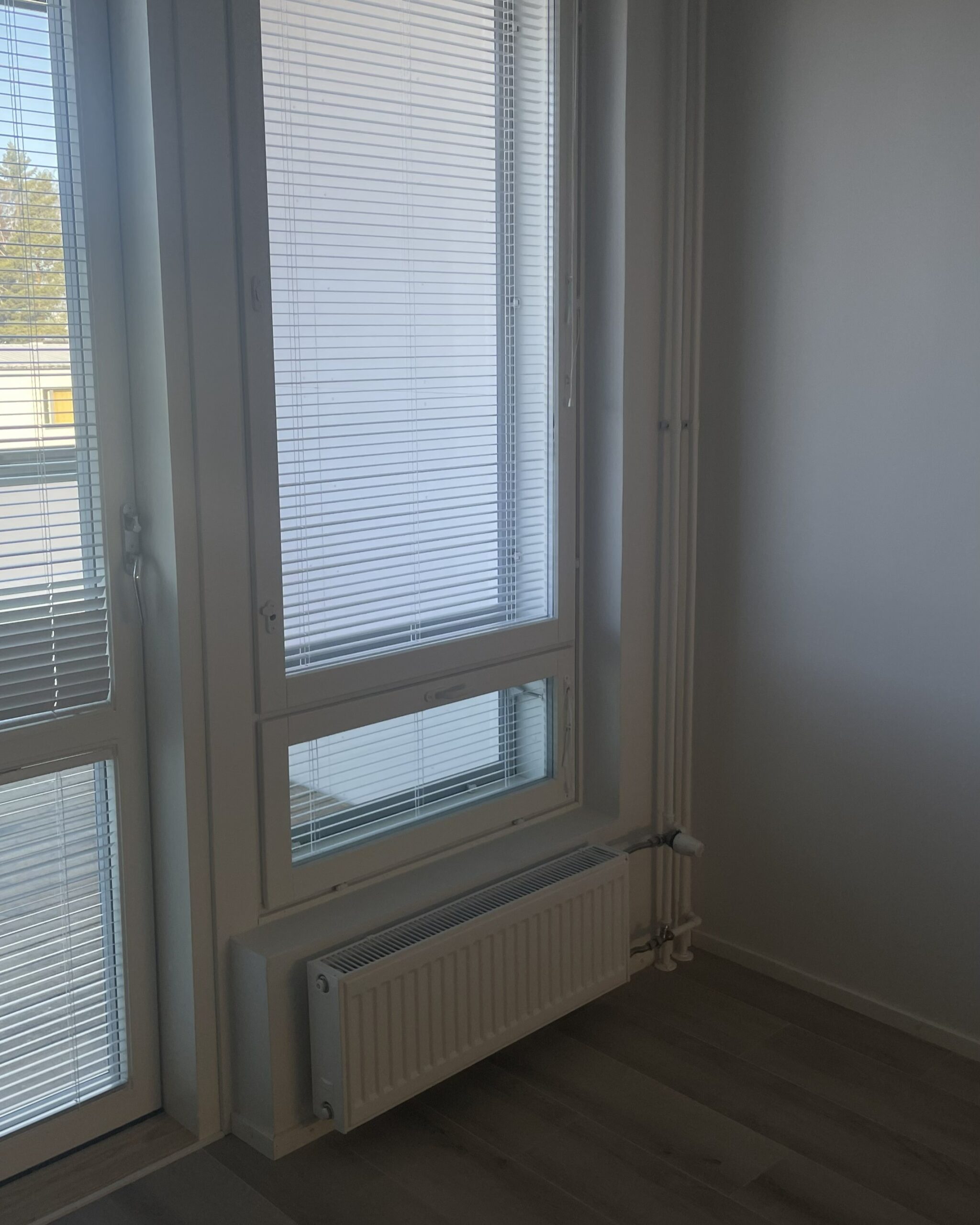 Valmiin huoneistoremontin esittely betonipintaan puretusta asunnosta.