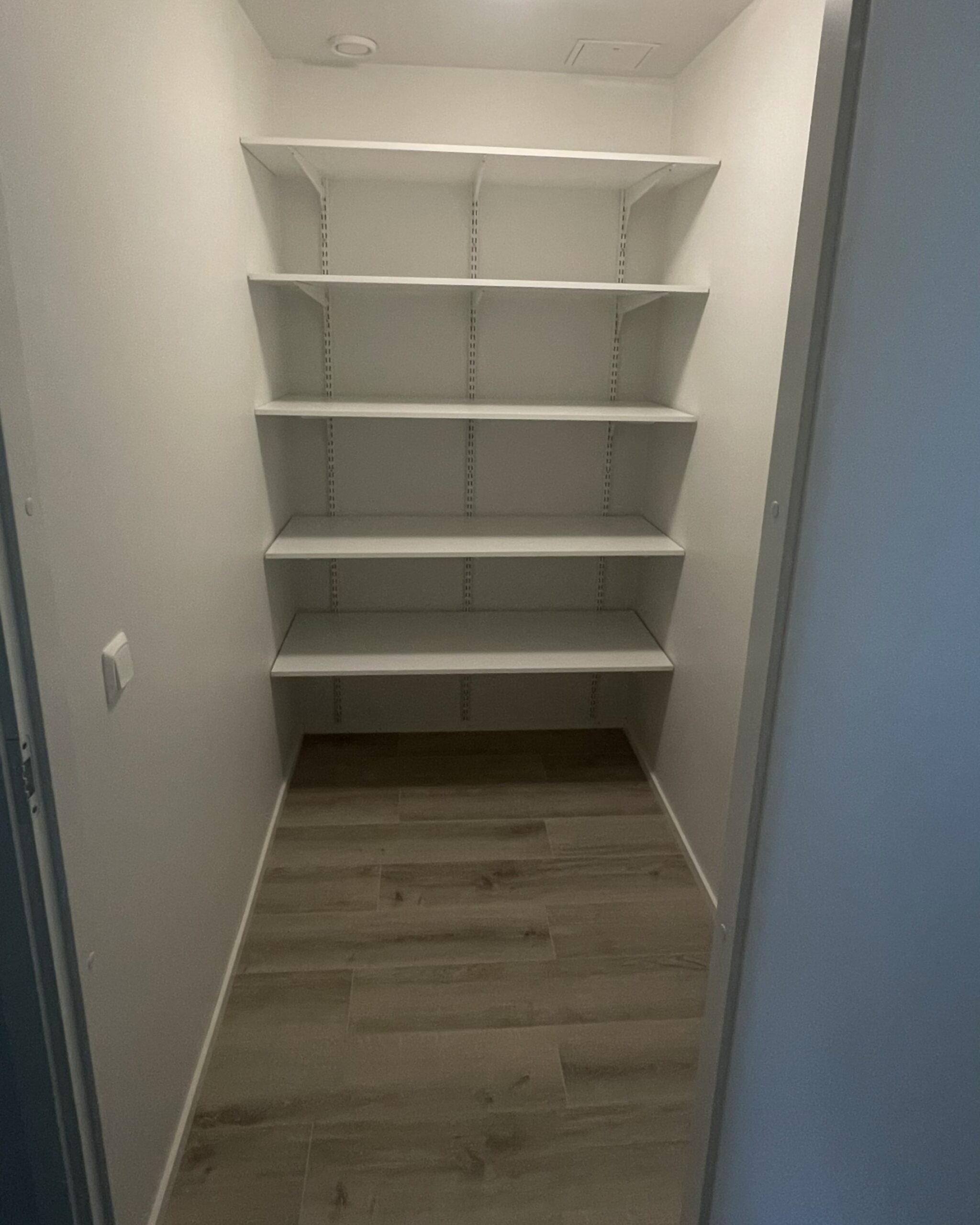 Valmiin huoneistoremontin esittely betonipintaan puretusta asunnosta.