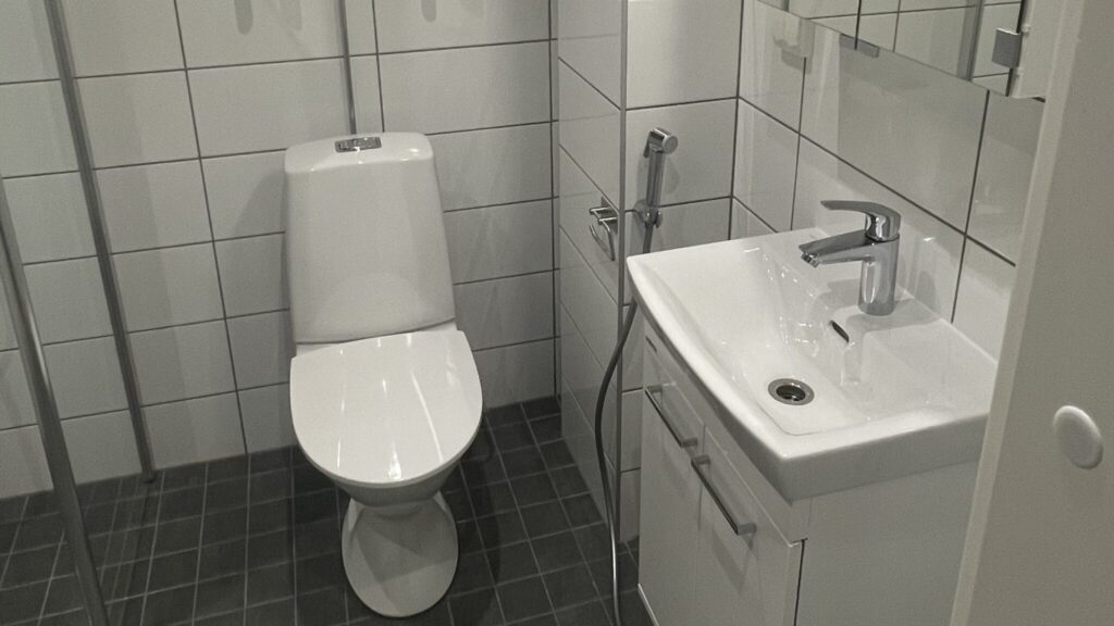 Valmiin huoneistoremontin esittely betonipintaan puretusta asunnosta.