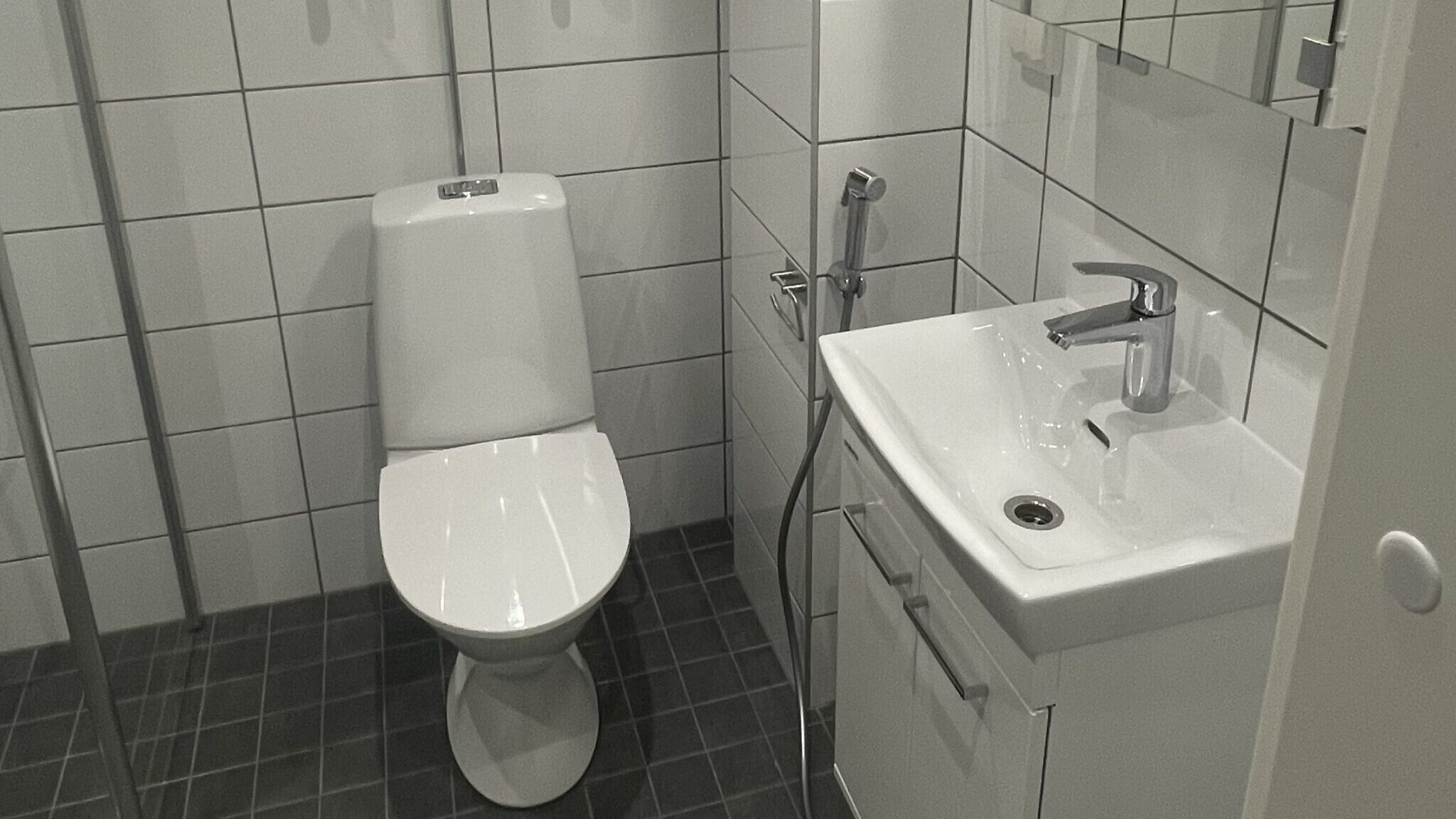 Valmiin huoneistoremontin esittely betonipintaan puretusta asunnosta.