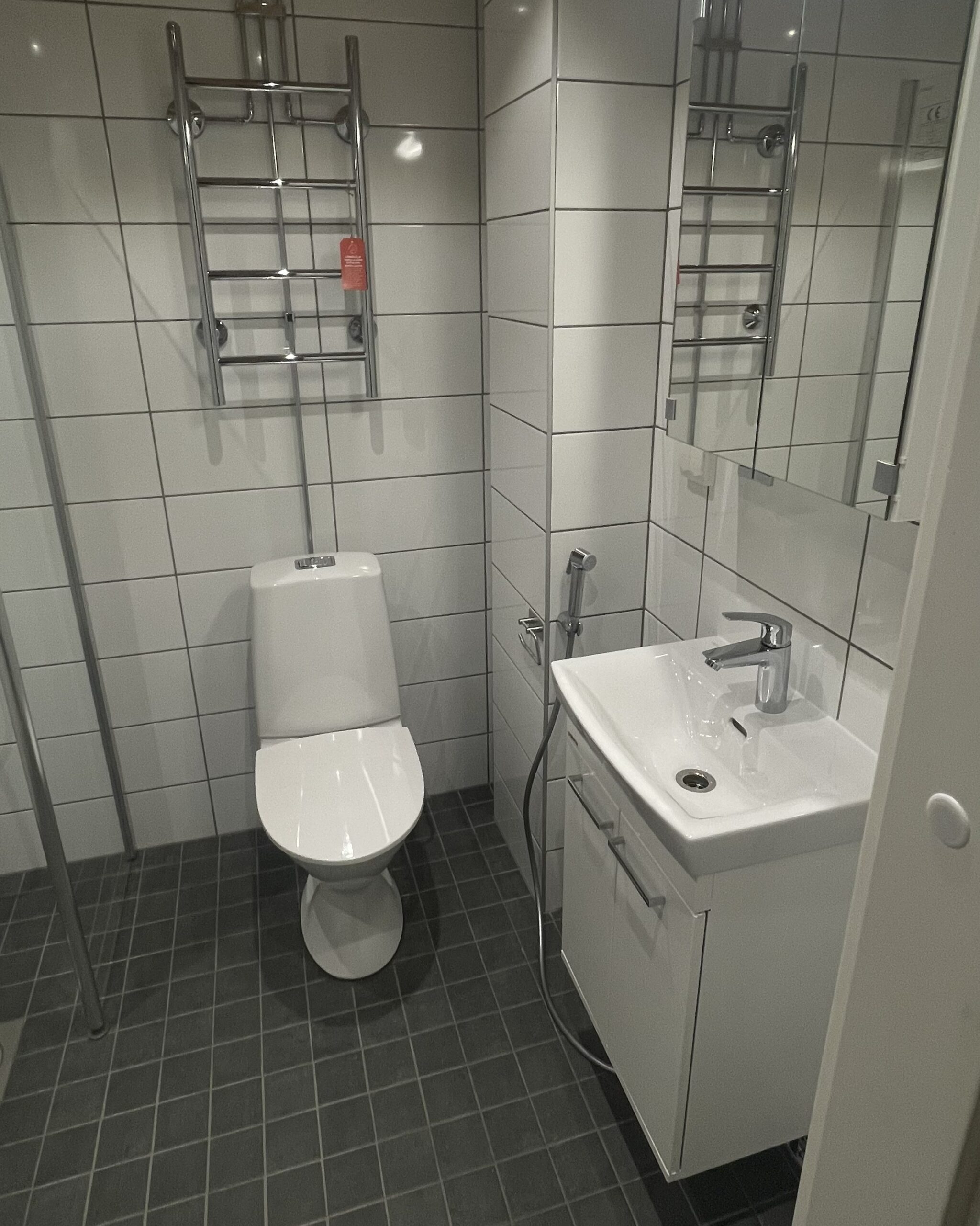 Valmiin huoneistoremontin esittely betonipintaan puretusta asunnosta.