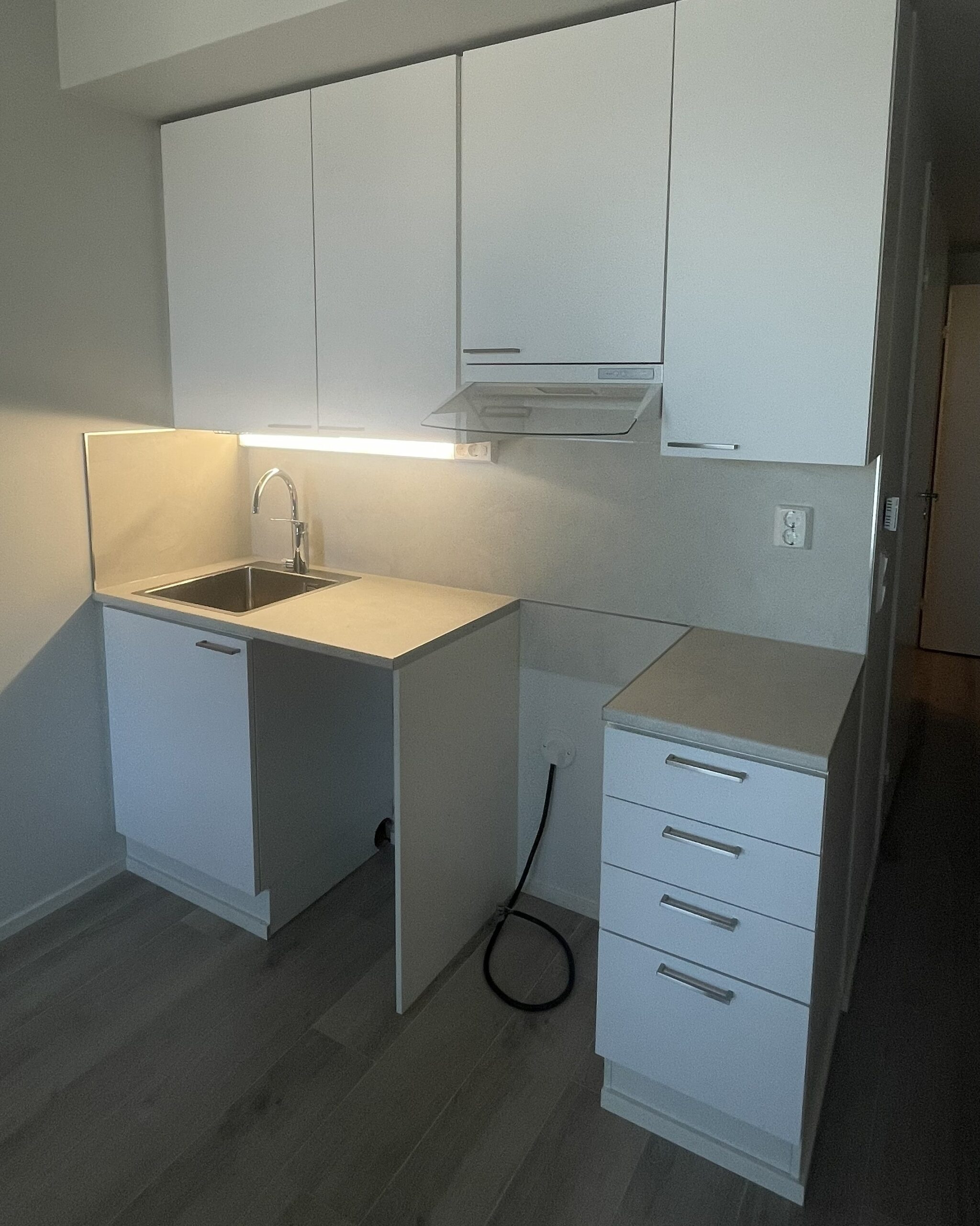 Valmiin huoneistoremontin esittely betonipintaan puretusta asunnosta.