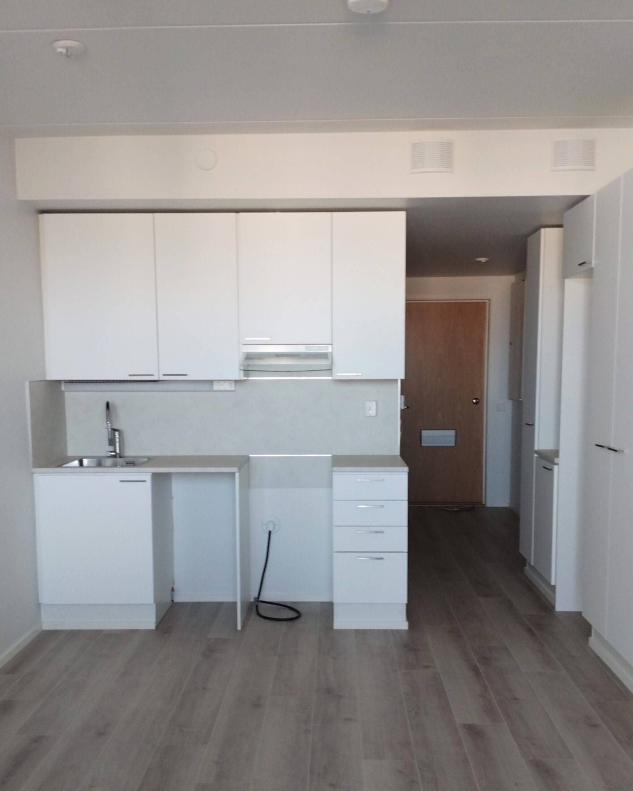 Valmiin huoneistoremontin esittely betonipintaan puretusta asunnosta.