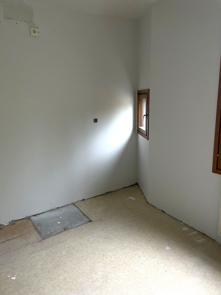 Keittiöremontti purkuvaiheessa. Vanha lattia ennen pintaremonttia.