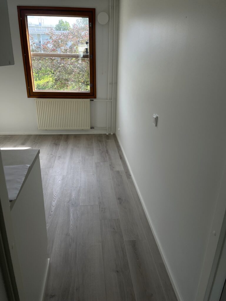 Valmis uusi väliseinä huoneistoremonttikohteessa.